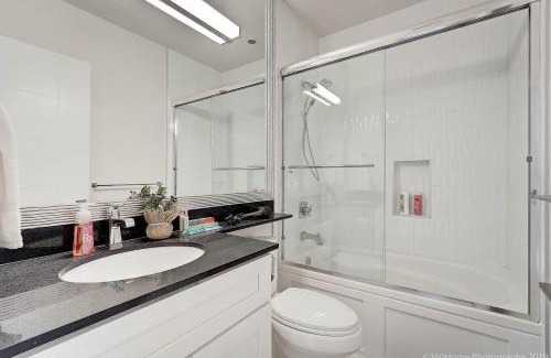 Dundarave House | O Charming Bright Queen Bed Room Ensuite