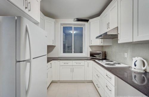 Dundarave House | O Charming Bright Queen Bed Room Ensuite