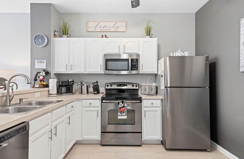 Windsor Hills House | °o° Luxury Mickey décor w/Tropical feel (Townhouse w/heated Pool.