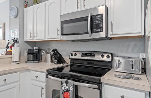 Windsor Hills House | °o° Luxury Mickey décor w/Tropical feel (Townhouse w/heated Pool.