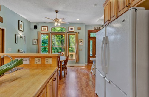 Westlake Corner House | O'Neill's Getaway - Sleeps 14! Pet-Friendly - Meditation Garden - Pool Table