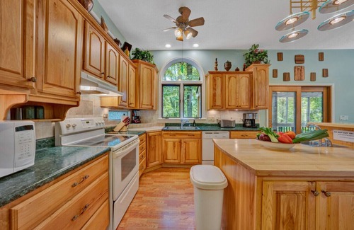 Westlake Corner House | O'Neill's Getaway - Sleeps 14! Pet-Friendly - Meditation Garden - Pool Table