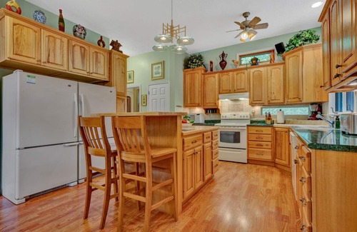 Westlake Corner House | O'Neill's Getaway - Sleeps 14! Pet-Friendly - Meditation Garden - Pool Table