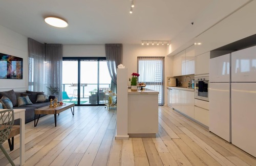 Bat Yam Apartment | O&O Group - 3 BR SeaFront APT/Prestigious Tower