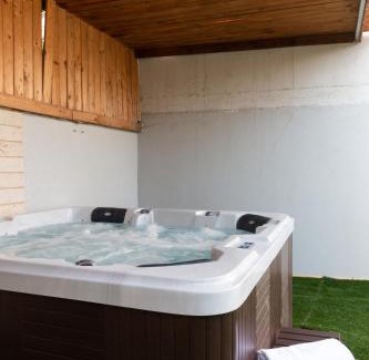 Rishon LeTsiyon Villa | O&O Group - Huge Villa With Jacuzzi By The Beach
