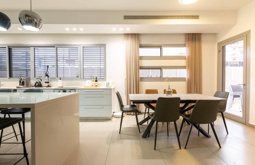 Rishon LeTsiyon House | O&O Group - Lux Beachfront Villa W Elevator & Pool