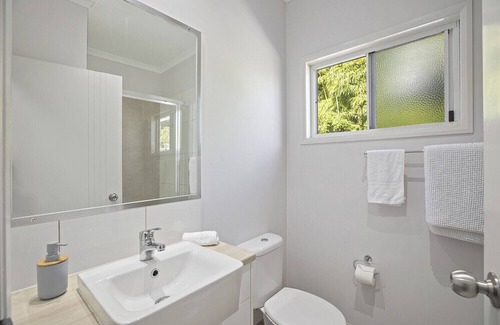 Scotts Head House | OAHU, part of the Ohana Surf Bungalows (<5 minute walk to beach and shops).