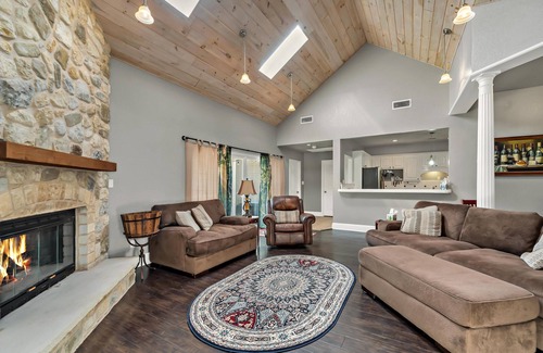 Crawford House | Oak & Anchor Villa Pool & Spa Waco/Baylor/Magnolia
