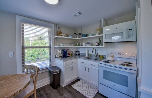 Tuscaloosa Apartment | Oak-Apt.3 - Book for 30 days or longer!