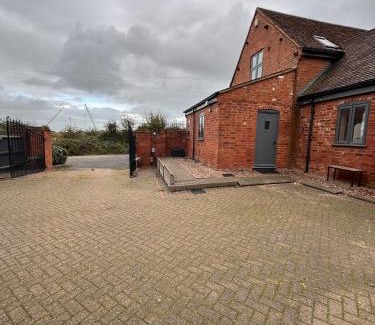 Little Hay Apartment | Oak Barn-ideal for Nec,Hs2,BHX,family gatherings