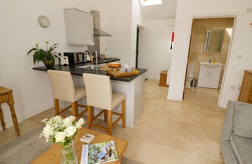 Daventry Cottage | OAK BARN, pet friendly, with a garden in Catesby