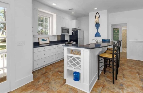 Melrose on the Beach House | Oak Breeze Cottage - Pet Friendly Retreat
