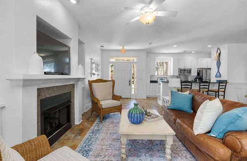 Melrose on the Beach House | Oak Breeze Cottage - Pet Friendly Retreat
