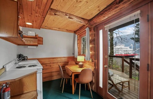 Stevenson Cabin | Oak Cabin at Wilder and Pine Riverside Cabins