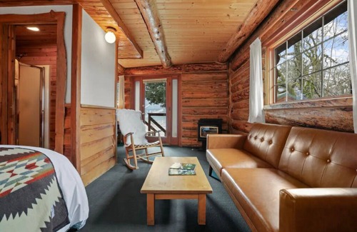 Stevenson Cabin | Oak Cabin at Wilder and Pine Riverside Cabins