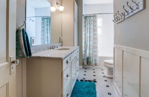 Oak Cliff House | Oak Cliff's Bohemian Rhapsody - 5 mins from Bishop Arts!