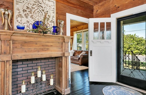 Llano Cottage | Oak Corner Cottage | Llano, TX |Adorable 1/1 Cottage | Queen Bed & Twin Sofa Sleeper