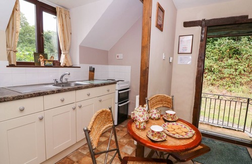 Llanidloes Cottage | OAK COTTAGE, character holiday cottage, with a garden in Llanidloes