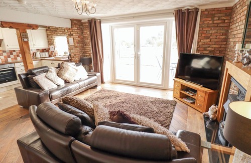 Goxhill Cottage | OAK COTTAGE, pet friendly, with hot tub in Barrow-Upon-Humber