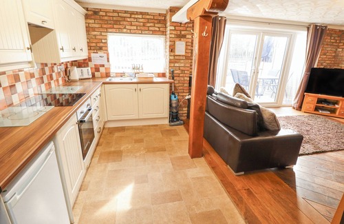 Goxhill Cottage | OAK COTTAGE, pet friendly, with hot tub in Barrow-Upon-Humber
