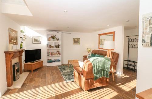 Hollow Meadows House | Oak Cottage