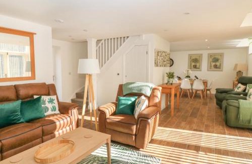 Hollow Meadows House | Oak Cottage