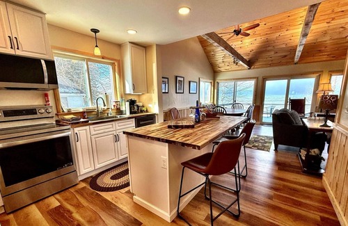 Sodus Cottage | Oak Cottage - Lakefront cottage located in Sodus, NY, with full amenities.