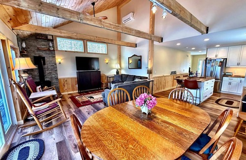 Sodus Cottage | Oak Cottage - Lakefront cottage located in Sodus, NY, with full amenities.