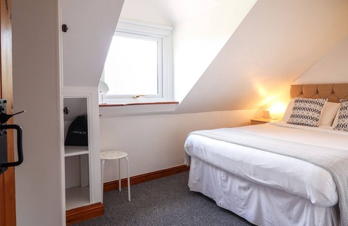 Henryd Cottage | OAK COTTAGE, romantic, character holiday cottage in Conwy