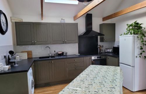 Harrietsham House | Oak Cottage with private log fired hot tub