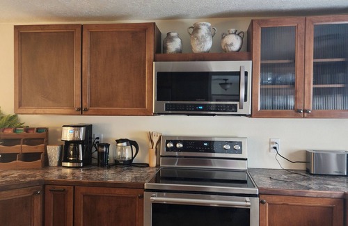 Dallas House | Oak Creek Acres 3-bedroom house on 12 acres just outside of Dallas Oregon