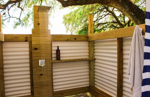 Morriston Cabin | Oak Flats Farm - Pet Friendly - Star Link - Outdoor Shower