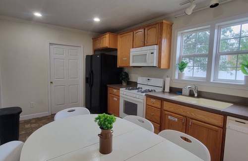 Indiana Apartment | OAK-GORGEOUS: 2-Bedroom Apartment with WiFi and AC in wonderful Indiana PA