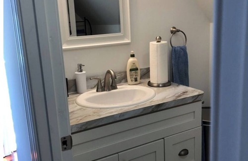 Alton Bed & Breakfast | Oak Grove B&B Treehouse Queen Bed 2 Porches-Pet Friendly