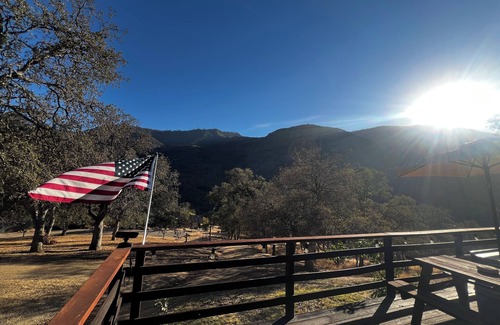 Three Rivers Cabin | Oak Grove Getaway: Unique & Secluded Cabin with Breathtaking Views, Wifi