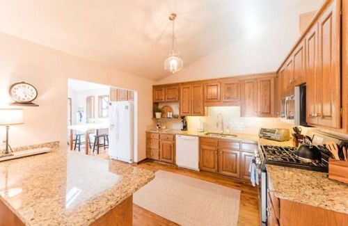 Forest House | Oak Grove Retreat-hot tub/family and pet friendly