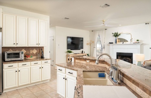 North San Antonio - SAT House | Oak Haven: Comfortable, Spacious Stay Near Airport with Hot Tub