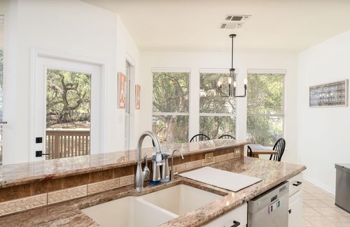 North San Antonio - SAT House | Oak Haven: Comfortable, Spacious Stay Near Airport with Hot Tub