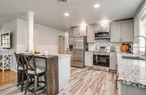 Granbury House | Oak House off Granbury Square