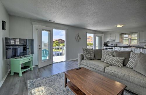 Oak Island House | Oak Island Beach Abode with Deck Walk to Shore!