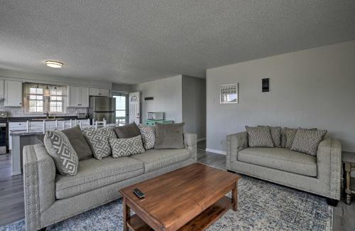 Oak Island House | Oak Island Beach Abode with Deck Walk to Shore!