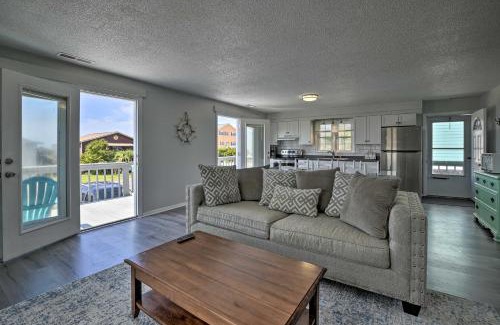 Oak Island House | Oak Island Beach Abode with Deck Walk to Shore!