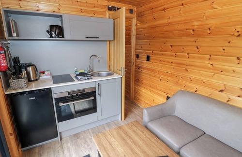 Middleton Cheney Cottage | OAK LODGE AT BRIDGE LAKE FARM & FISHERY, romantic in Chacombe