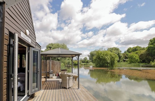Middleton Cheney Cottage | OAK LODGE AT BRIDGE LAKE FARM & FISHERY, romantic in Chacombe