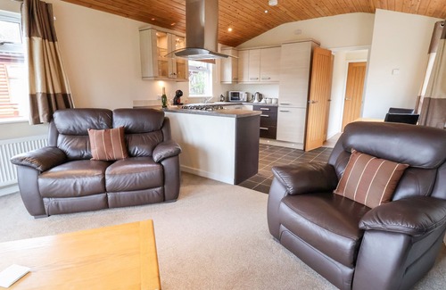 Shrewsbury Cottage | OAK LODGE, pet friendly, with pool in Beaconsfield Holiday Park