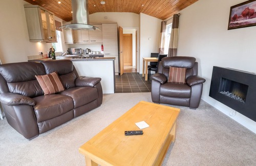 Shrewsbury Cottage | OAK LODGE, pet friendly, with pool in Beaconsfield Holiday Park