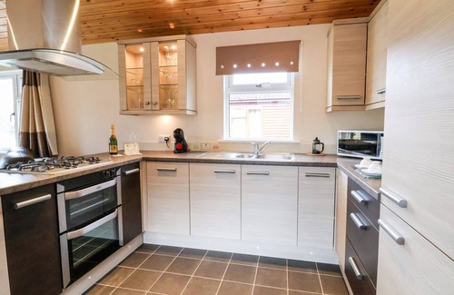 Shrewsbury Cottage | OAK LODGE, pet friendly, with pool in Beaconsfield Holiday Park