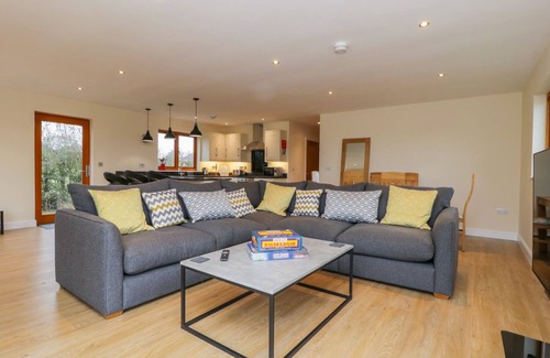 Sheriff Hutton Cottage | OAK LODGE, pet friendly, with a garden in Sheriff Hutton