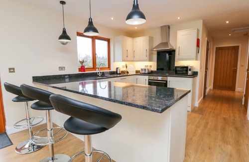 Sheriff Hutton Cottage | OAK LODGE, pet friendly, with a garden in Sheriff Hutton