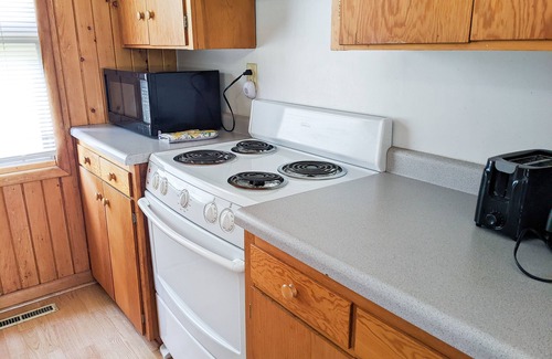 Buckingham Cabin | Oak Lodge - Sleeps up to 6 - Full Kitchen & Pet Friendly